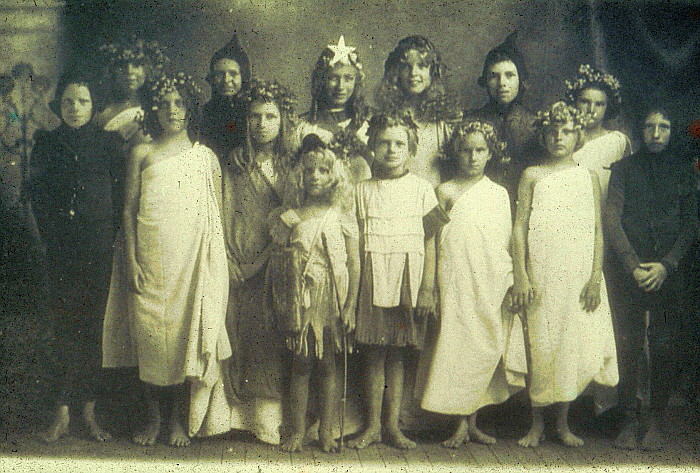 Llano children involved in the 1918 play, Pandora.